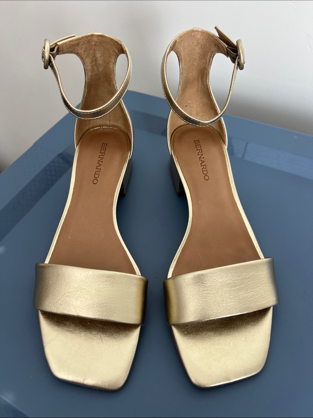 Bernardo champagne antique calf leather gold open toe sandals with low heel 9.5M - Picture 4 of 12